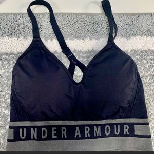 Under Armour Sz. M sports bra. Black. Medium impact. Removable pads. EUC 🖤
